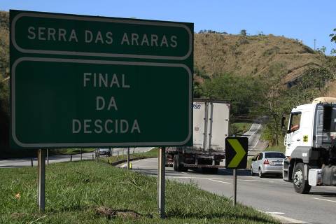 ORG XMIT: 544501_0.tif RIO DE JANEIRO, RJ, BRASIL, 21-07-2010, 10h00: Carros e caminhões na Rodovia Presidente Dutra, na descida da Serra das Araras (Foto: Fernando Rabelo/Folhapress, COTIDIANO)