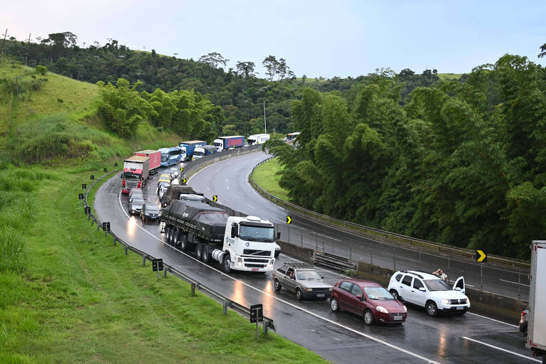 Trecho da Via Dutra é liberado no Rio após pista ser danificada por chuvas