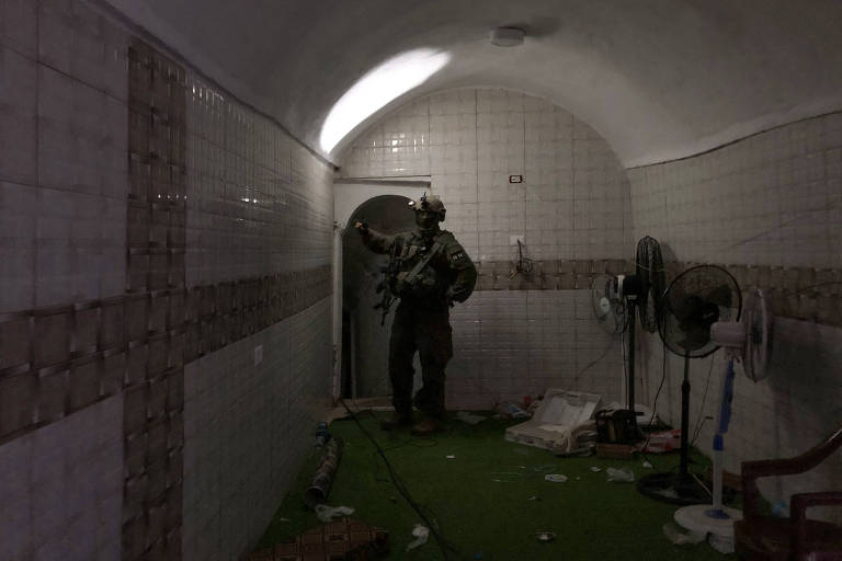 Um soldado em um complexo subterrâneo que Israel diz pertencer ao Hamas 

