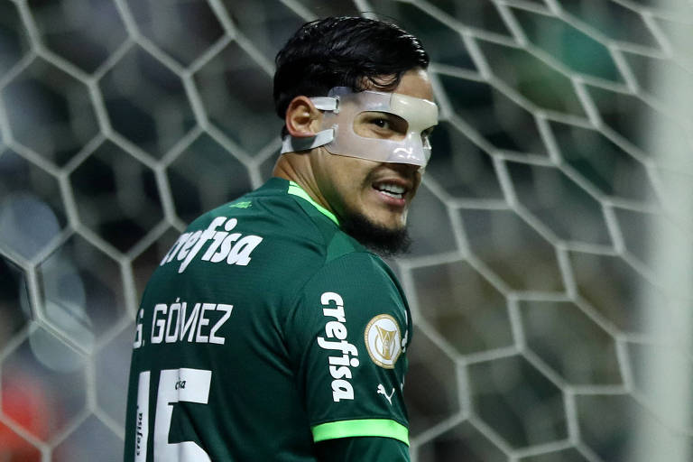 O zagueiro e capitão do Palmeiras, Gustavo Gómez, em jogo do Campeonato Brasileiro contra o Coritiba no Allianz Parque, em São Paulo; ele usa uma máscara protetora no rosto
