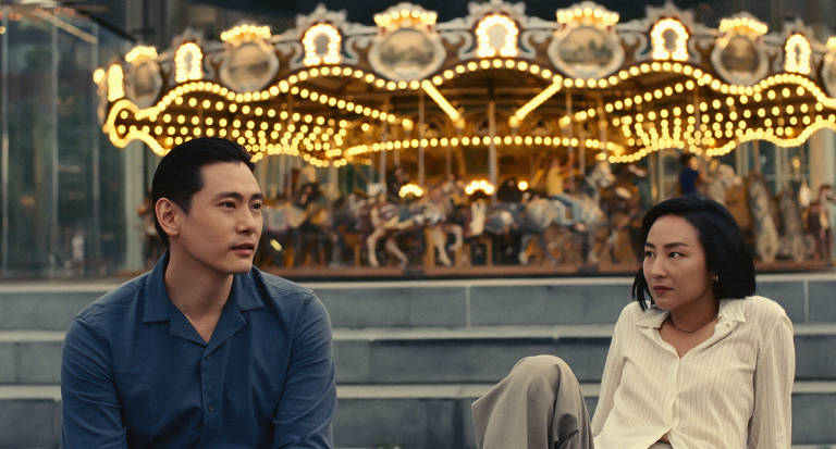 Teo Yoo e Greta Lee no filme "Vidas Passadas", de Celine Song