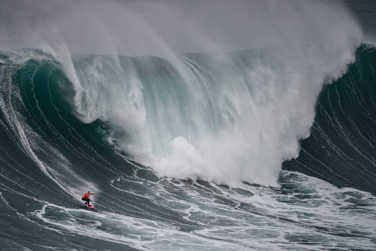 Maya Gabeira surfa em onda gigante em Portugal; veja fotos de hoje
