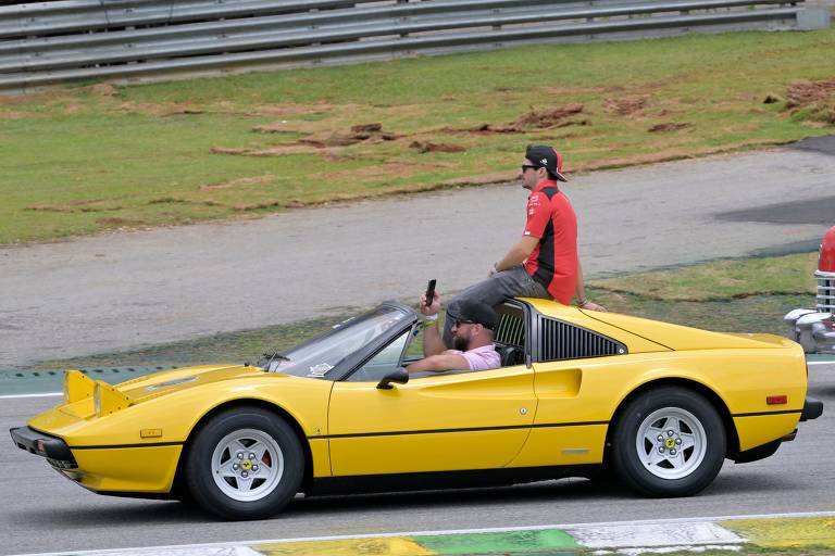 Charles Leclerc (Ferrari) participa do desfile de pilotos em carros históricos no Grande Prêmio do Brasil de F1 (2023)