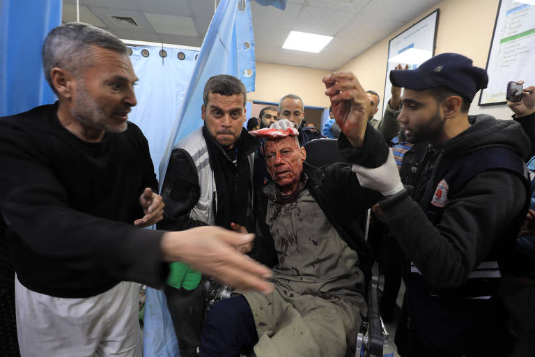 Palestino ferido chega a hospital em Khan Yunis, no sul da Faixa de Gaza