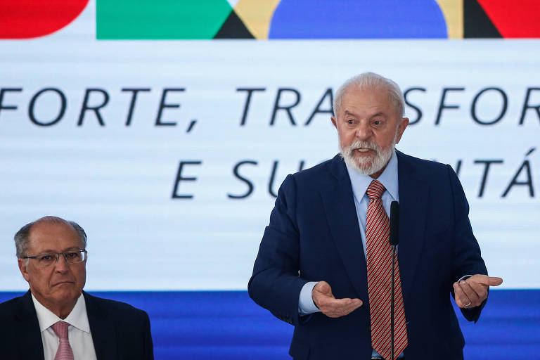 Lula gesticula durante anúncio de programa industrial; ao seu lado está o vice-presidente Geraldo Alckmin