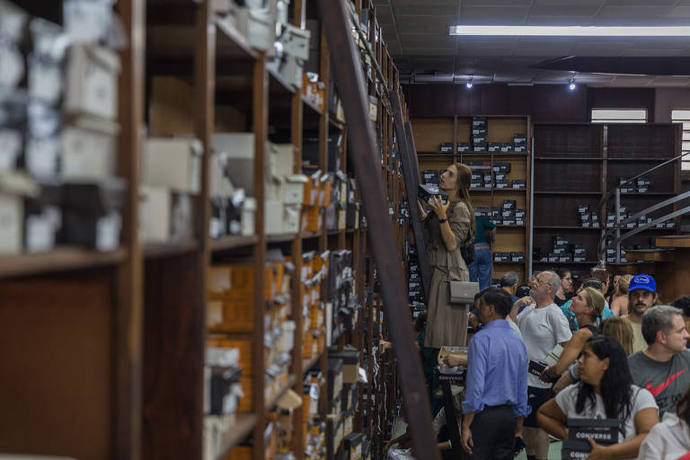 Clientes da Casa Tody experimentam calçados da loja