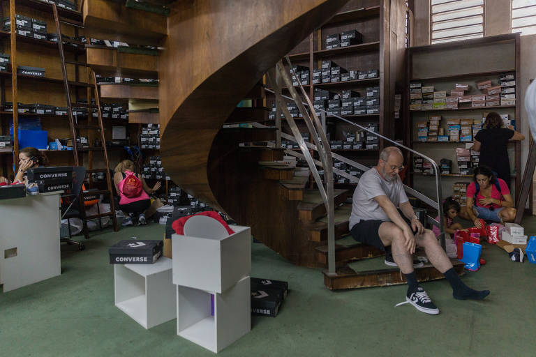 Clientes da Casa Tody experimentam calçados da loja