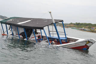 Cinco pessoas morreram após um barco virar na noite de domingo (21), na cidade de Madre de Deus em Salvador - BA