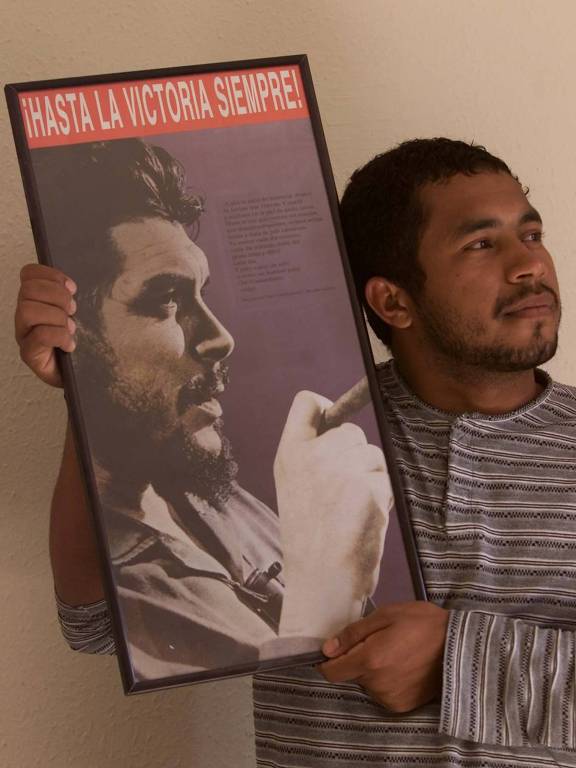 João Paulo Rodrigues, do MST, com quadro que leva imagem de Che Guevara