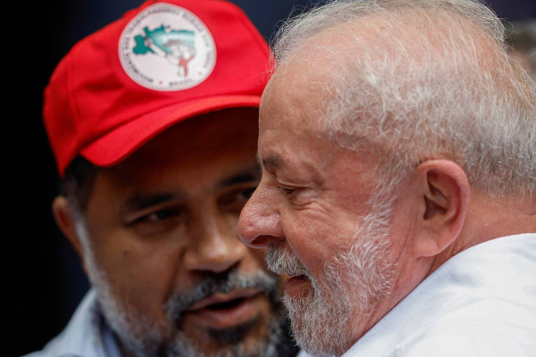 João Paulo Rodrigues, do MST, durante evento do 1º de Maio com o presidente Lula (PT)