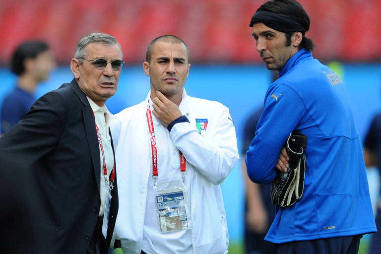  Luigi Gigi Riva (à esq.) ao lado de Fabio Cannavaro e Gianluigi Buffon