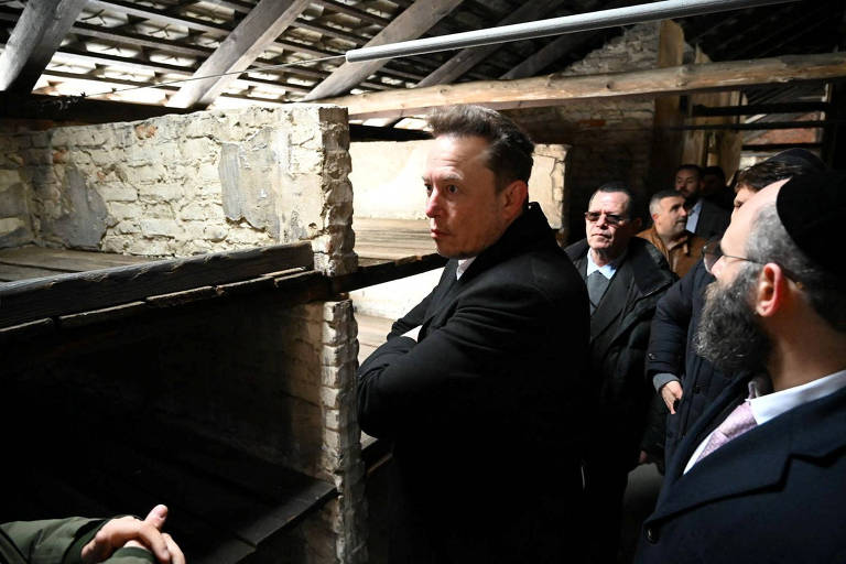 O empresário Elon Musk em visita privada ao campo de concentração Auschwitz-Birkenau, na Polônia, acompanhado do presidente da Associação Judaica Europeia, Menachem Margolin