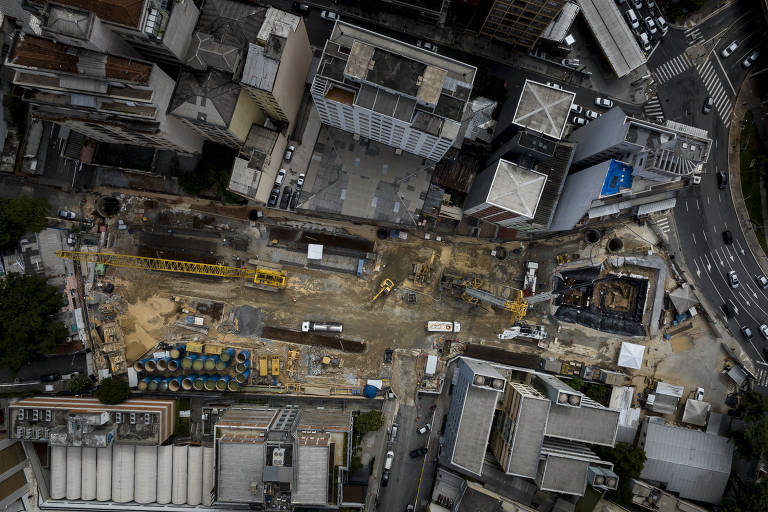Imagem aérea mostra escavações entre prédios 