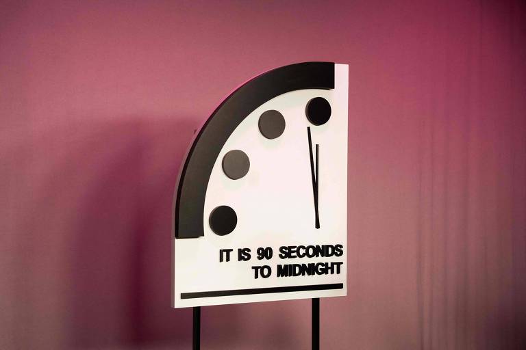 Imagem mostra relógio do juízo final com o mostrador a 90 segundos da meia-noite, símbolo do fim do mundo