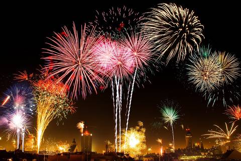 Celebração com fogos de artifício: outra característica marcante dessa comemoração são criar pequenas explosões, visando afastar espíritos malignos