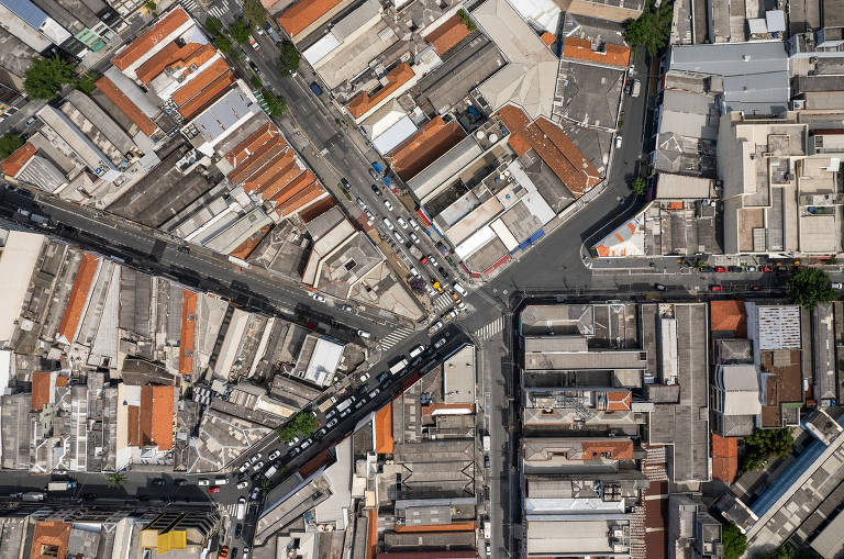 Parte da concentração de atividade comercial em locais como o Brás é histórica, já que até 1980, só se podia pagar conta de luz no centro da cidade; Hoje, o futuro do comércio ainda é incerto após a distribuição em outras regiões e os efeitos da pandemia de covid-19