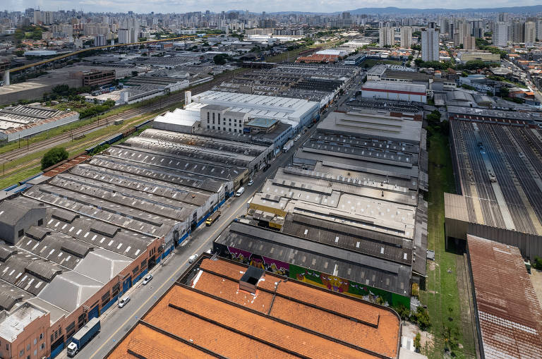 A própria característica da indústria, tradicional em bairros como a Mooca, tem mudado; um dos movimentos é o surgimento de microindústrias dentro de casas ,que podem enganar quem passa pela rua e pensa que está vendo residências