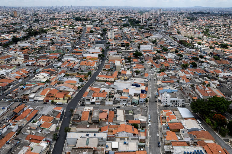 Já na zona leste, o distrito da Ponte Rasa tem a maior concentração de residências (70%) em toda a cidade; na década de 1960 só havia água de poço, e a luz elétrica chegou por meio de um "gato" a partir da fiação na antiga estrada de São Miguel