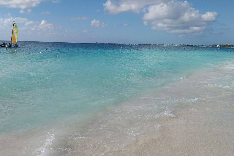 Praia de Seven Miles, nas ilhas Cayman