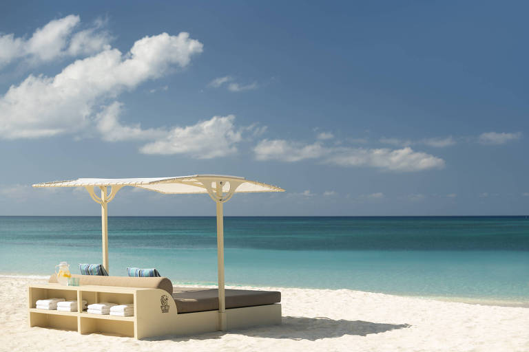 Estrutura de sol do hotel Ritz das ilhas Cayman com vista para a praia Seven Miles