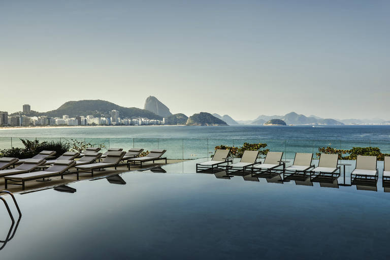 Vista da piscina do hotel Fairmont Rio de Janeiro Copacabana
