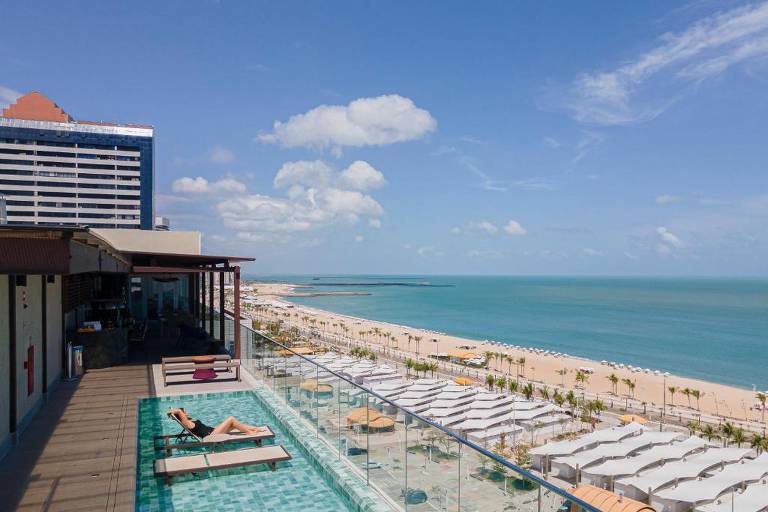 Em um dos pontos mais badalados da orla de Fortaleza, o Praiano Hotel foi inaugurado em 1982 e passou por uma reforma recentemente, ganhando rooftop com bar e piscina
