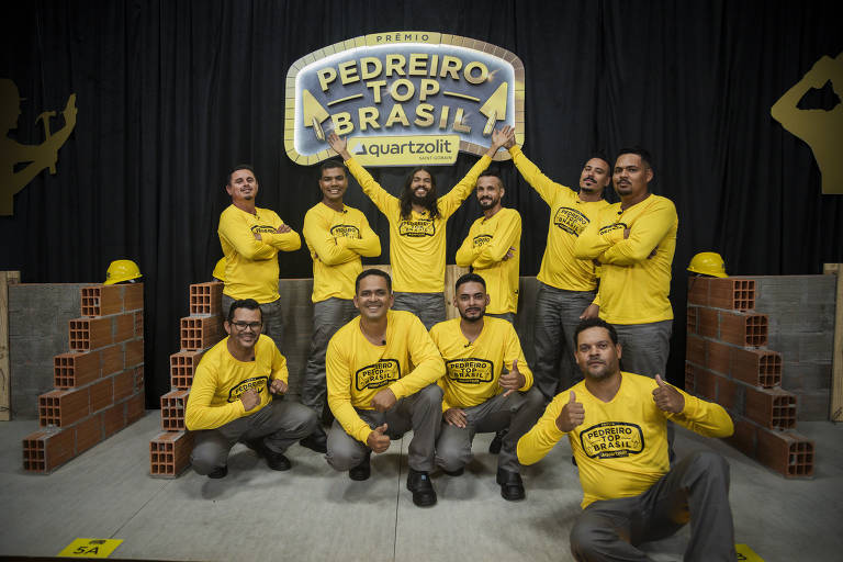 Os dez participantes da primeira temporada do reality show Pedreiro Top Brasil sob o logotipo do programa