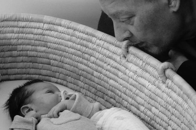 Paul Auster, com câncer, tem alta do hospital e conhece o neto recém-nascido