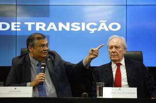 O atual ministro da Justiça e seu sucessor em reunião da transição, em Brasília