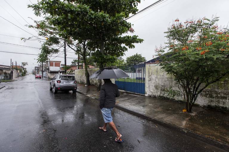 Homem caminha pela tua Manoel Cavalcanti Souza, em São Vicente, local onde houve uma vítima da Operação Escudo da PM na Baixada Santista