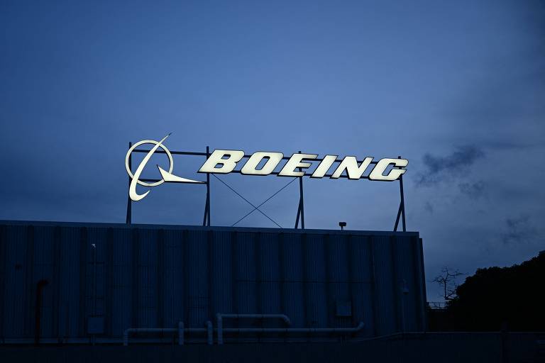 logotipo em branco em que se lê Boeing com fundo de céu azul escuro 