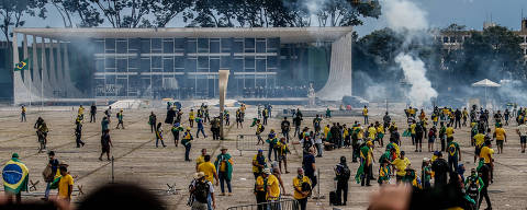 BRASÍLIA, DF, 08.01.2023, Vândalos golpistas invadem a praça dos Três Poderes e depredam os prédios. Na imagem, vista do STF     (Foto: Gabriela Biló /Folhapress)