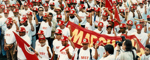 1997 - Marcha 1997 -  Em fevereiro, marcha nacional liderada pelos sem-terra leva cerca
de 50 mil pessoas a Brasília. (Foto: Coletivo de Acervo e Memória MST )