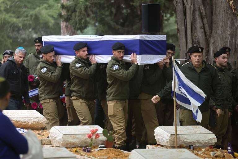 Militares em Jerusalém carregam caixão com corpo de Hadar Kapeluk, morto na Faixa de Gaza
