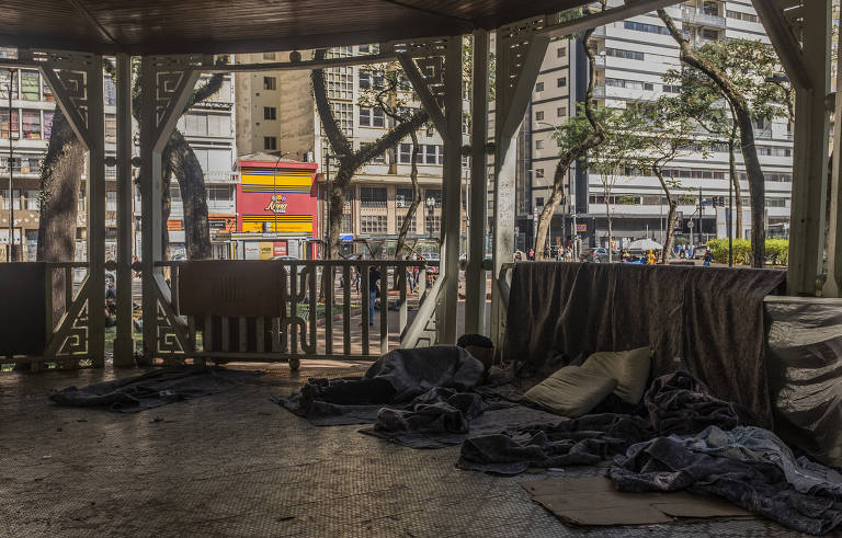 Embora São Paulo tenha diversos programas de acolhimento, o desafio é oferecer moradia permanente e aumentar o conhecimento sobre os diferentes perfis de quem está na rua; as opções também precisam atender a quem está na rua há mais ou menos tempo SÃO PAULO, SP, BRASIL, 17-09-2023: A praça da República, um dos clássicos cartões-postais da mais rica cidade da América do Sul, que se transformou num banheiro público para moradores em situação de rua e dependentes químicos, que consomem crack a céu aberto ali, em meio a famílias com crianças transitando pela praça. Na foto moradores dormem dentro do coreto da praça. (Foto: Bruno Santos/ Folhapress) *** FSP-COTIDIANO** EXCLUSIVO FOLHA***
