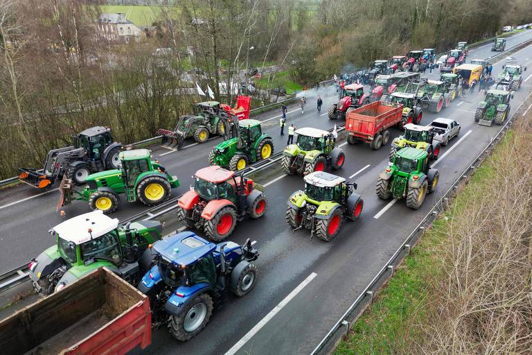 Agricultores na França bloqueiam estradas com tratores contra preços baixos