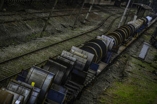 Trem de carga da MRS transporta bobina e aço