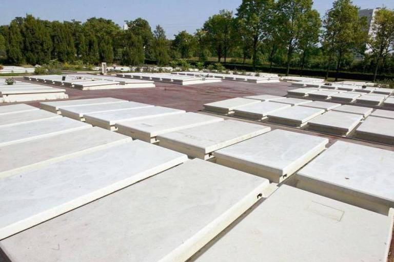 Túmulos de vítimas da onda de calor de 2003 na França: corpos não reclamados por familiares foram enterrados sem identificação
