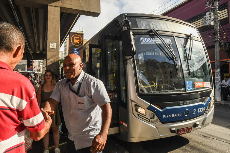 Com café e conversa, linha de ônibus vira comunidade sobre rodas em São Paulo