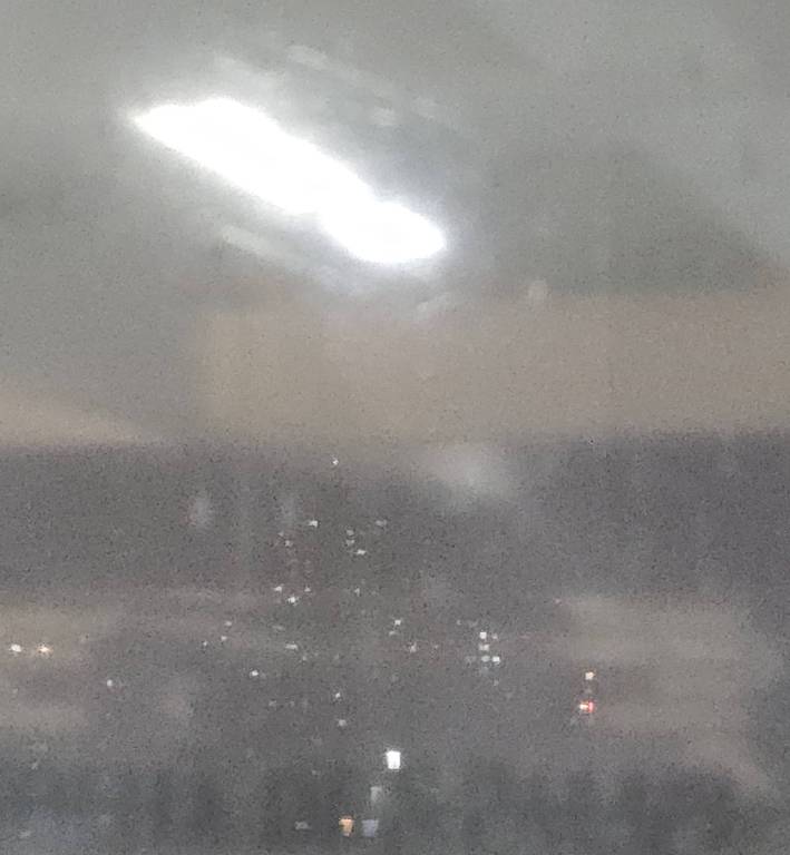 Foto sob efeito do modo noturno, aperesenta mais nitidez e menos glanuridade. Imagem mostra visão noturna de prédios do centro de São Paulo
