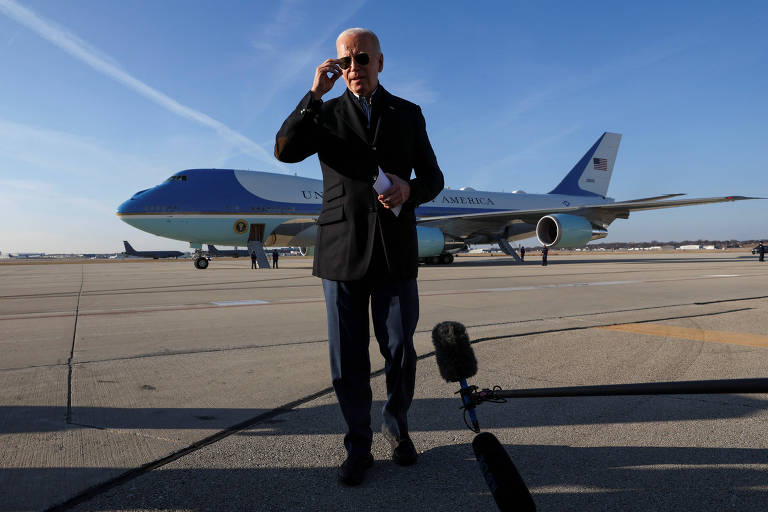 O presidente dos EUA, Joe Biden, fala com repórteres antes de embarcar no Aeroporto Internacional Milwaukee Mitchell, em Wisconsin