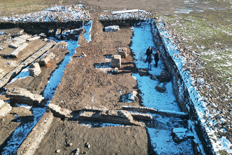 Arqueólogos sérvios desenterram arco do triunfo romano