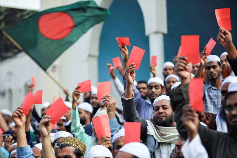 Apoiadores do partido Islami Andolan, de Bangladesh, protestam em ato contra eleição que a sigla classificou como de fachada, em Daca; primeira-ministra Sheikh Hasina foi eleita para quinto mandato