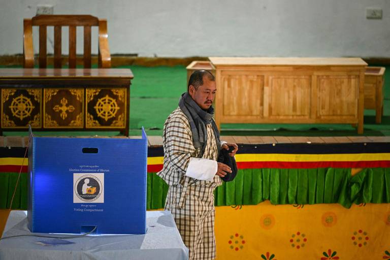 Eleitor próximo à urna em Timbu, a capital do Butão; ex-premiê Tshering Tobgay foi eleito novamente para o cargo
