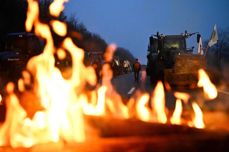 Fazendeiros bloqueiam estrada em protesto na França; veja fotos de hoje