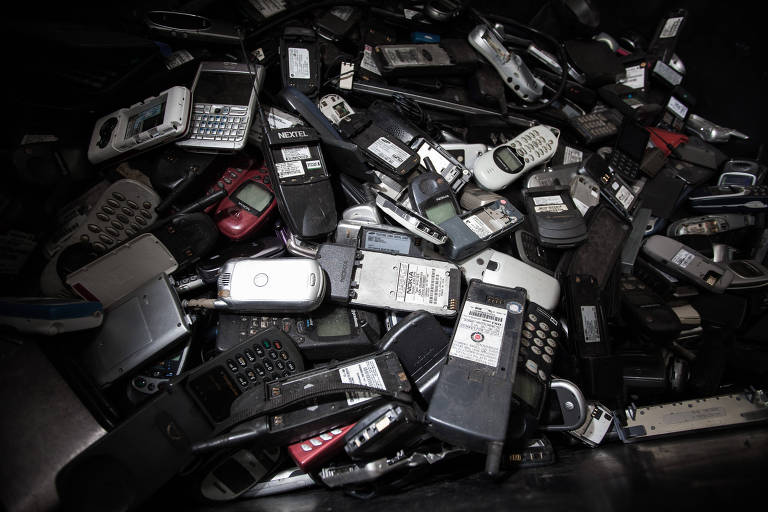 Pilha de celulares antigos