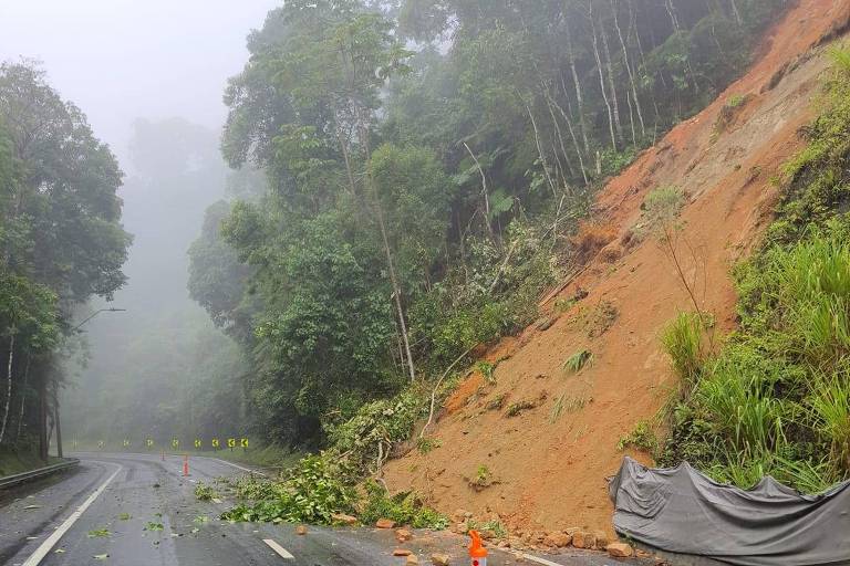 Chuva provocou deslizamento de terra no km 73 da rodovia Tamoios na manhã desta quinta-feira (25)