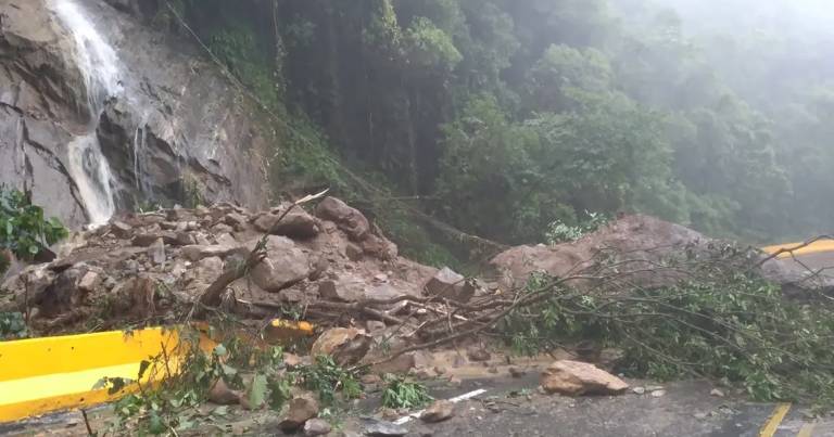 Rodovia Mogi-Bertioga teve queda de uma barreira e pedra no km 84, trecho de serra para o litoral paulista