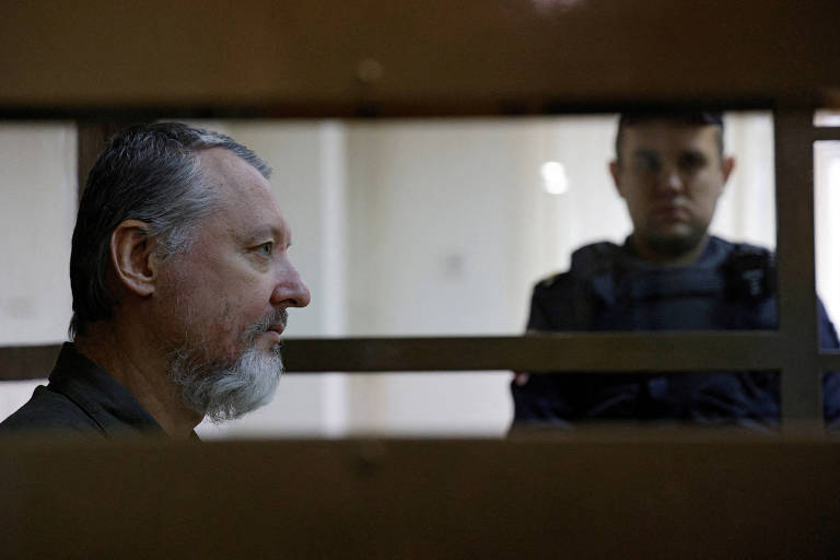 Ex-comandante militar russo e opositor de Putin é condenado a quatro anos de prisão