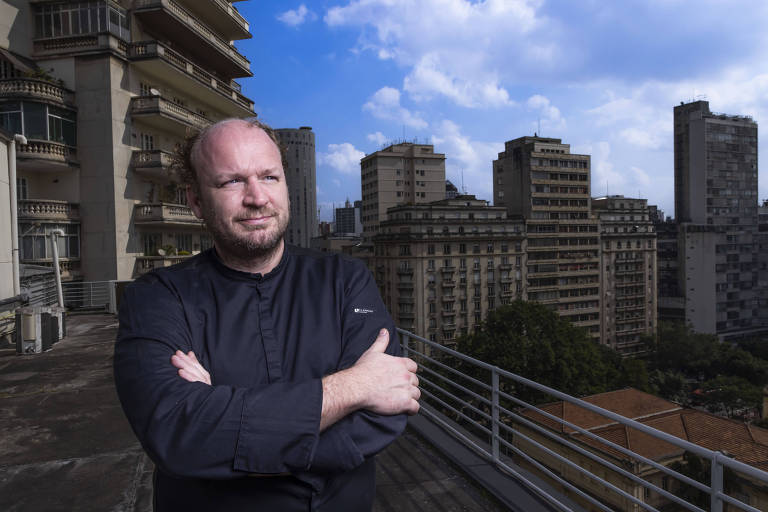 Homem em um terraço no centro de São Paulo